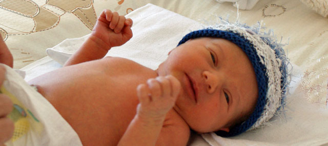 neugeborenes Baby auf Wickeltisch 