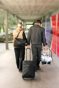 Paar das Spital mit Baby verlässt